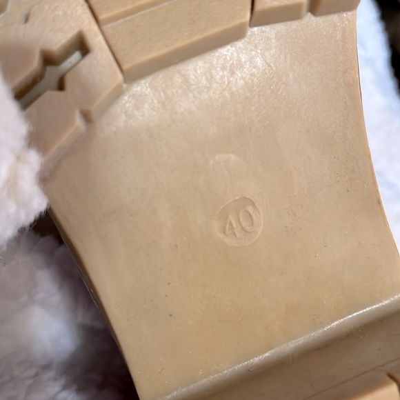 FAUX SUEDE Red Sherpa Lined Cuffed Ankle Booties Size 8 NIB - Picture 6 of 6